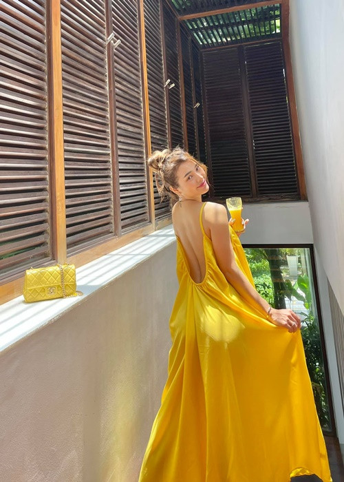 Phương Trinh có eo thon, ngực đầy đặn, vòng 3 cong vút, tấm lưng ong quyến rũ.