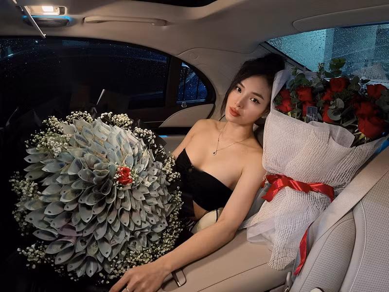 Cặp đôi đang tất bật chuẩn bị cho ngày trọng đại.