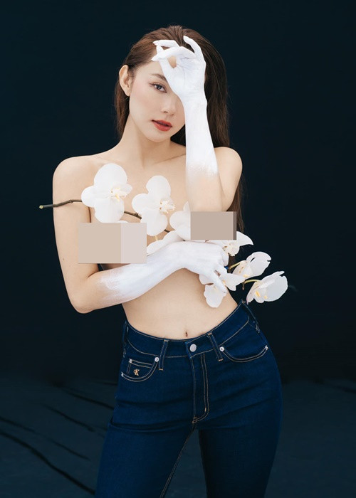 Tháng 6/năm 2020, Minh Hằng thực hiện bộ ảnh nude nhân dịp sinh nhật.