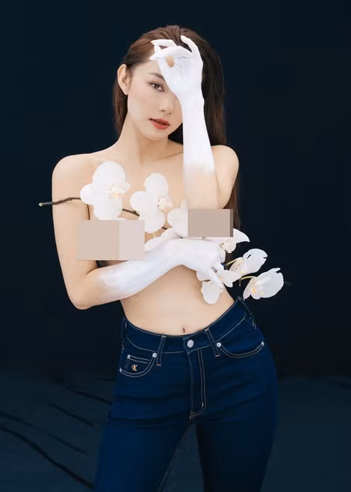 Tháng 6/năm 2020, Minh Hằng thực hiện bộ ảnh nude nhân dịp sinh nhật.