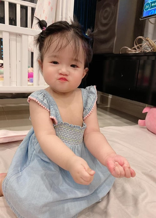 Vẻ ngoài xinh xắn của con gái nuôi Ngọc Trinh khiến ai cũng phải yêu mến cô nhóc.