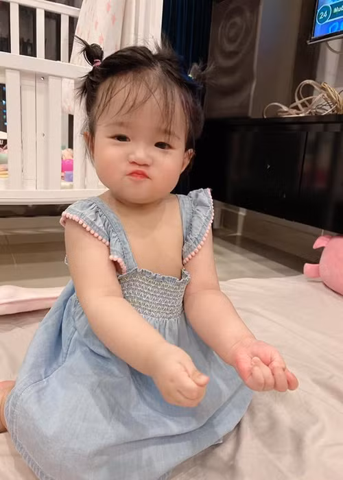 Vẻ ngoài xinh xắn của con gái nuôi Ngọc Trinh khiến ai cũng phải yêu mến cô nhóc.