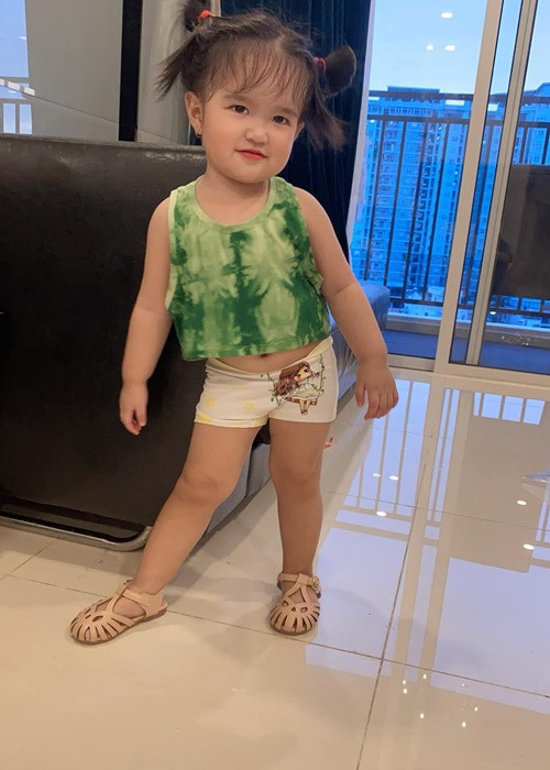 Ngọc Trinh chiều chuộng bé Sarah.