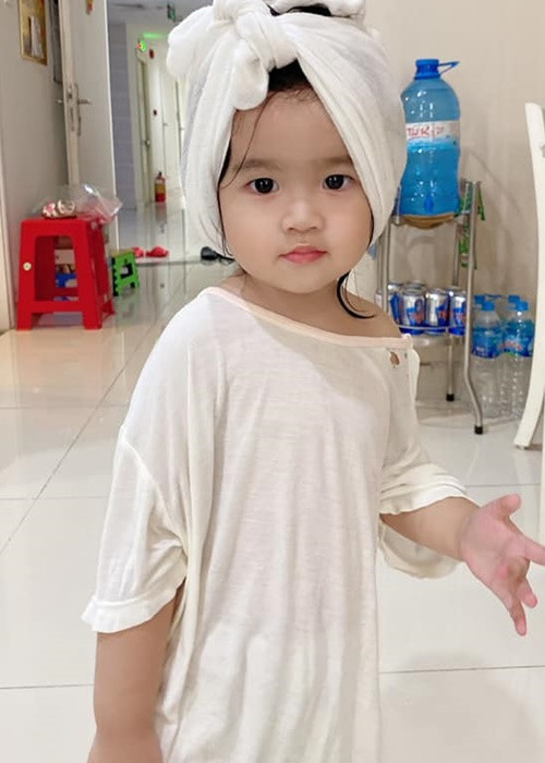 Chị gái Ngọc Trinh chia sẻ, bé Sarah rất dễ từ ăn uống đến giấc ngủ.