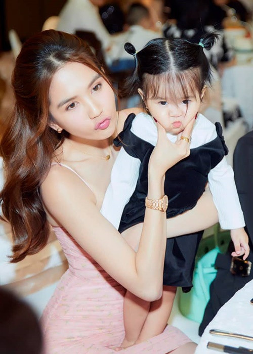 Vẻ đáng yêu, ai nhìn cũng mến của con gái nuôi Ngọc Trinh Ve dang yeu, ai nhin cung men cua con gai nuoi Ngoc Trinh