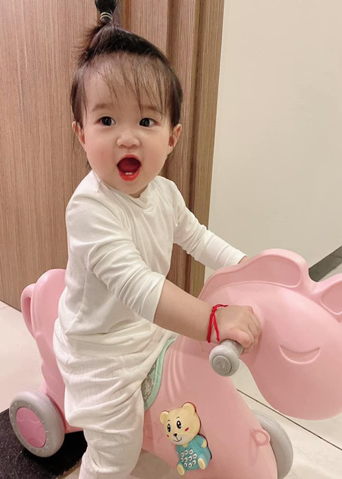 Bé Sarah sở hữu gương mặt bụ bẫm, đôi mắt to tròn đáng yêu, làn da trắng hồng.