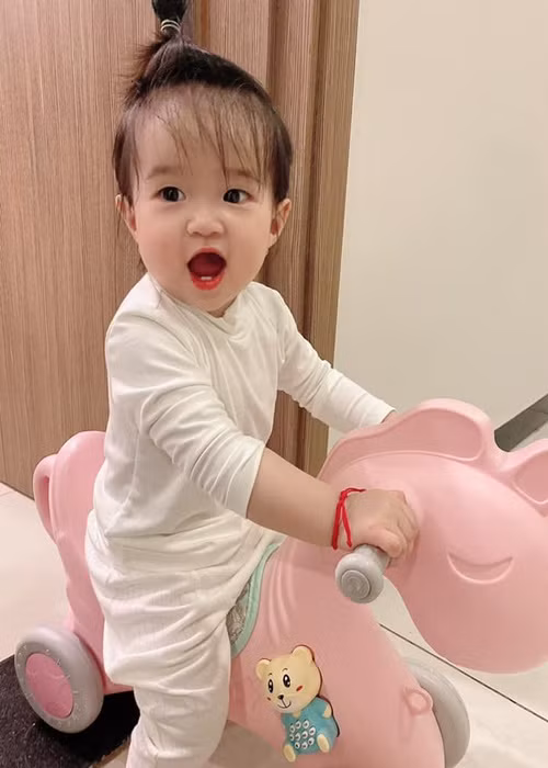 Bé Sarah sở hữu gương mặt bụ bẫm, đôi mắt to tròn đáng yêu, làn da trắng hồng.