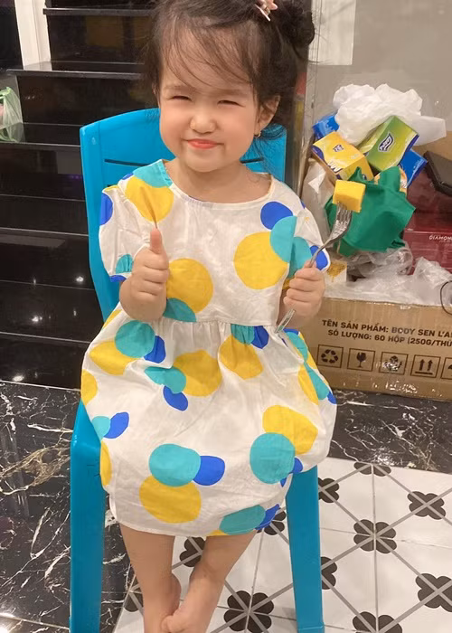 Nữ người mẫu từng khoe tặng 4 chiếc túi Chanel trị giá 700 triệu cho con gái nuôi.