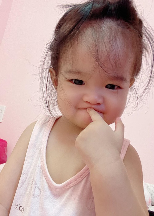 Trên trang cá nhân, vợ chồng Ngọc Bích thường xuyên đăng tải hình ảnh bé Sarah.