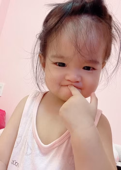 Trên trang cá nhân, vợ chồng Ngọc Bích thường xuyên đăng tải hình ảnh bé Sarah.