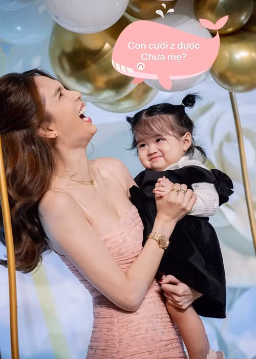 Bé Sarah cùng huyết thống với Ngọc Trinh vì Ngọc Bích- mẹ của bé là chị gái ruột của Ngọc Trinh.