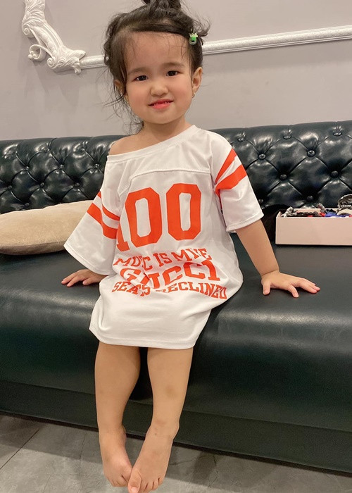 Ngọc Trinh từng cho biết khi đến thăm chị gái sau sinh, cô đã có ý định nhận bé Sarah làm con nuôi.