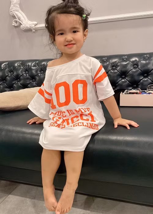 Ngọc Trinh từng cho biết khi đến thăm chị gái sau sinh, cô đã có ý định nhận bé Sarah làm con nuôi.