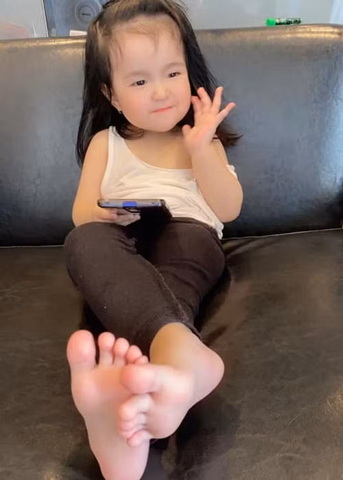 Càng lớn, con nuôi của Ngọc Trinh càng xinh xắn, điệu đà.