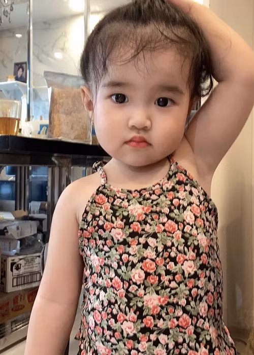 "Bé nhà mình quấn bố, thích chơi với bố lắm, được cái rất ngoan nên ai cũng yêu”, Ngọc Bích chia sẻ thêm.