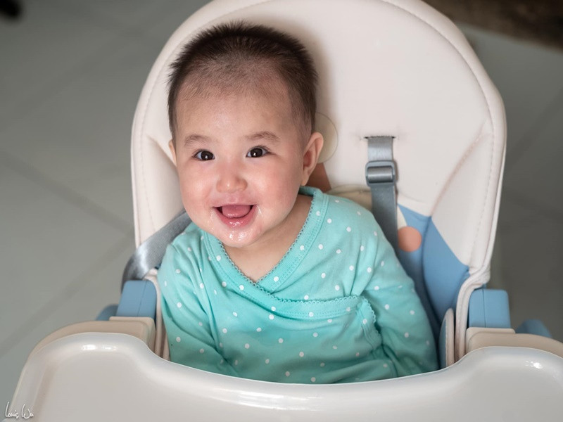 Nữ ca sĩ nhắn nhủ thiên thần nhỏ của mình: "Minh An của mẹ hãy mạnh mẽ khôn lớn, khiêm cung, sống phải đạo biết kính trên nhường dưới, và luôn bình an, chính trực như tên của con, con nhé. Mai này, dù con có đi đâu, ba mẹ, ông bà đều luôn dõi theo con. Mẹ yêu con rất nhiều, Minh An yêu quý của mẹ".