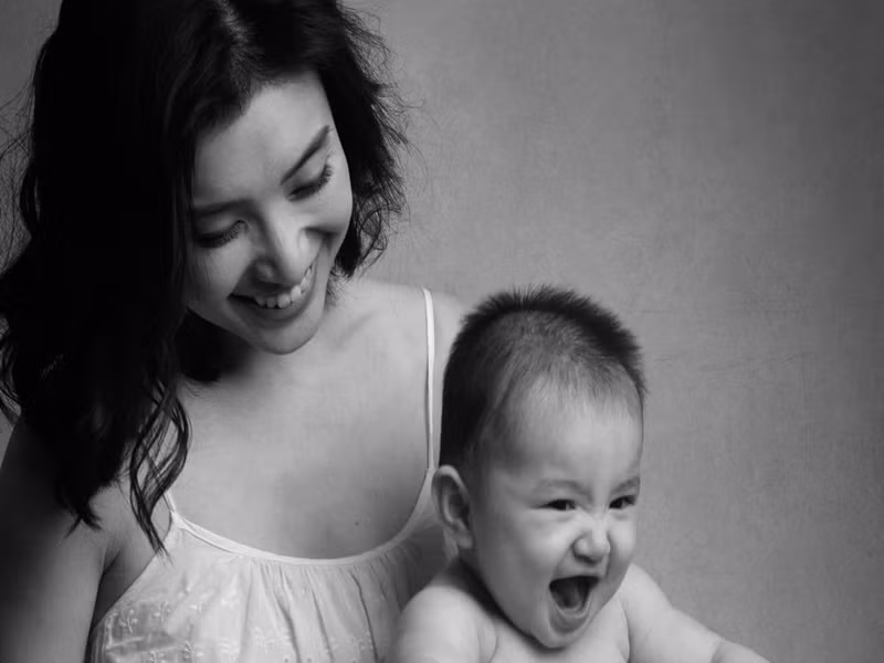 Ngoài đăng ảnh con gái, Như Quỳnh còn tâm sự về hành trình làm mẹ trong những tháng qua. Nữ ca sĩ tiết lộ, khi mang thai, cô một mình ở Mỹ, sống xa gia đình, sức khỏe của cô lại rất yếu. Như Quỳnh luôn tự nhủ rằng lúc thai nghén sức khỏe rất yếu nên khi con chào đời, cô sẽ phải chăm sóc con và yêu thương con nhiều hơn.