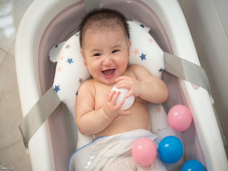 Nhớ lại khoảnh khắc cả gia đình mình đoàn tụ, Như Quỳnh chỉ muốn khóc vì bao nhiêu mệt nhọc đều tan biến và những thử thách trải qua đều xứng đáng. "Nhìn con khóc, con cười, hay những lúc con trêu ba mẹ, cảm xúc nào của con cũng đều in đậm sâu trong tâm trí mẹ", nữ ca sĩ tâm sự.