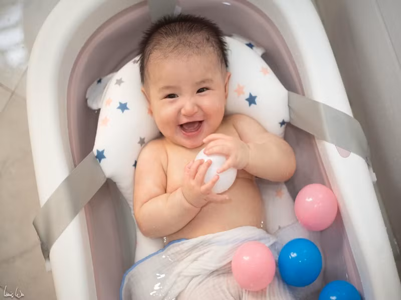 Nhớ lại khoảnh khắc cả gia đình mình đoàn tụ, Như Quỳnh chỉ muốn khóc vì bao nhiêu mệt nhọc đều tan biến và những thử thách trải qua đều xứng đáng. "Nhìn con khóc, con cười, hay những lúc con trêu ba mẹ, cảm xúc nào của con cũng đều in đậm sâu trong tâm trí mẹ", nữ ca sĩ tâm sự.