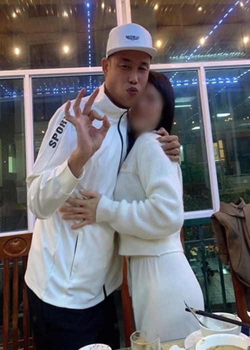 Sau khi ly hôn Diệu Thúy, Hiệp Gà liên tục vướng tin đồn có bạn gái. Tháng 12/2021, anh đăng tải ảnh ôm một cô gái trẻ đồng thời viết: "Yêu anh đi nhé". Ảnh: FBNV