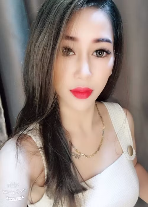 Oanh Nguyễn từng đăng tải ảnh chụp cùng Hiệp Gà kèm theo giới thiệu: "Người yêu mới". Về mối quan hệ với Oanh Nguyễn, Hiệp Gà không lên tiếng. Ảnh: Dân Việt