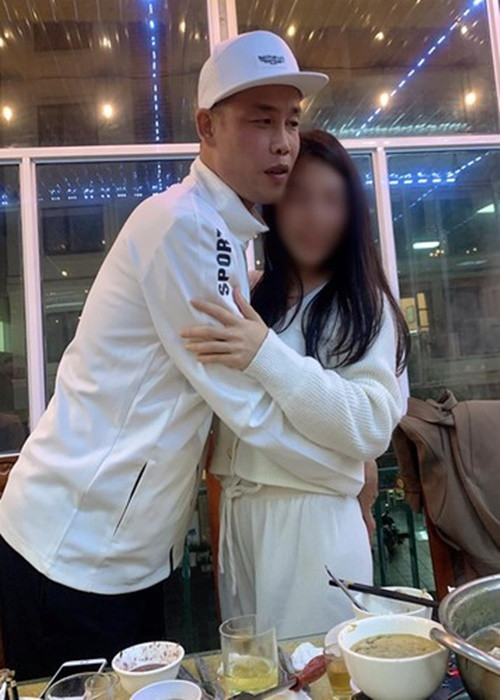 Một số cư dân mạng cho rằng Hiệp Gà và cô gái lạ mặt chỉ là bạn bè bởi nam diễn viên để lại bình luận: "Chưa chị ơi" khi được một người hỏi: "Yêu chưa em trai?". Ảnh: FBNV