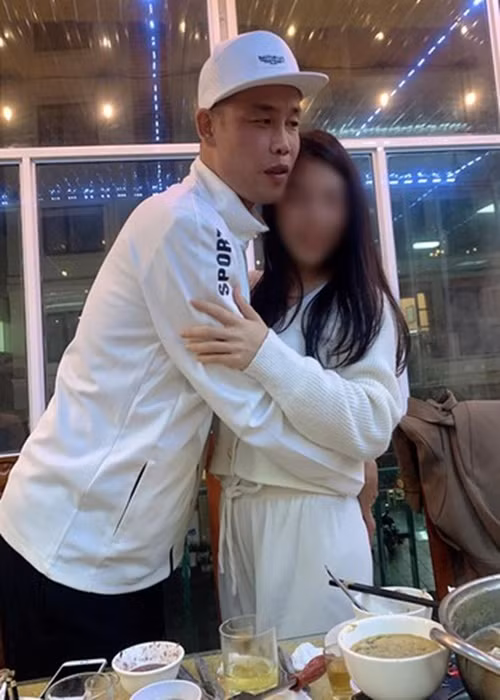 Một số cư dân mạng cho rằng Hiệp Gà và cô gái lạ mặt chỉ là bạn bè bởi nam diễn viên để lại bình luận: "Chưa chị ơi" khi được một người hỏi: "Yêu chưa em trai?". Ảnh: FBNV