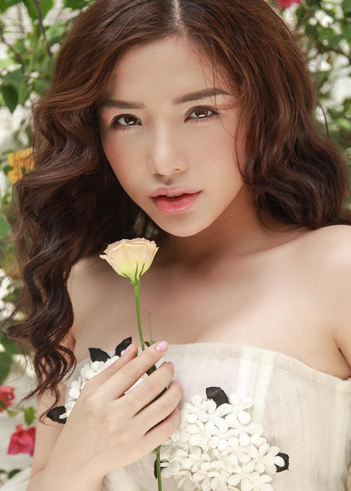 Cô được khen có gu thời trang tinh tế.