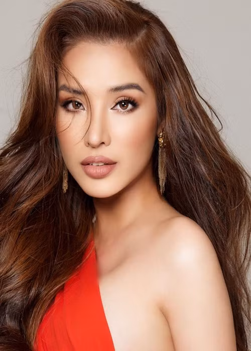 Khánh Phương luôn xây dựng hình ảnh gợi cảm, năng động.