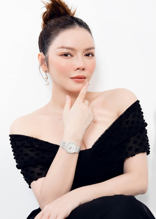 Lý Nhã Kỳ cũng được xem là một trong những mỹ nữ giàu có nhất nhì showbiz. Cô sở hữu nhiều bất động sản trị giá hàng triệu USD, siêu xe đắt tiền, bộ sưu tập đồng hồ đắt tiền và kim cương đáng nể.