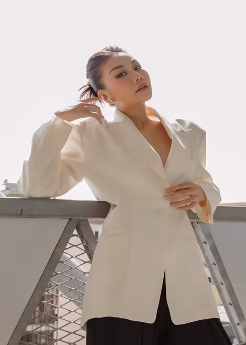 Thanh Hằng sở hữu khối tài sản “khủng” từ nhà, xe sang tiền tỷ và bạt ngàn đồ hiệu. Nhiều người cho rằng nữ siêu mẫu là đại gia của chính mình.