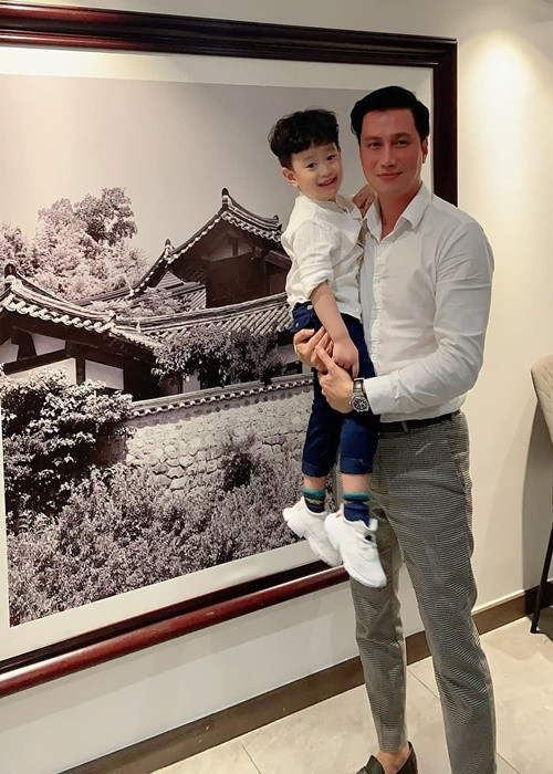 Việt Anh tâm sự, anh chưa bao giờ cố gắng chứng minh mình là một người bố mẫu mực mà chỉ muốn làm những điều tốt nhất cho con.