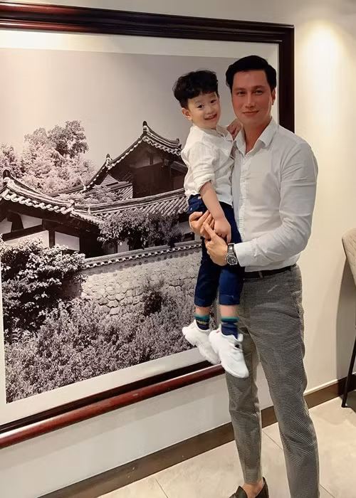 Việt Anh tâm sự, anh chưa bao giờ cố gắng chứng minh mình là một người bố mẫu mực mà chỉ muốn làm những điều tốt nhất cho con.