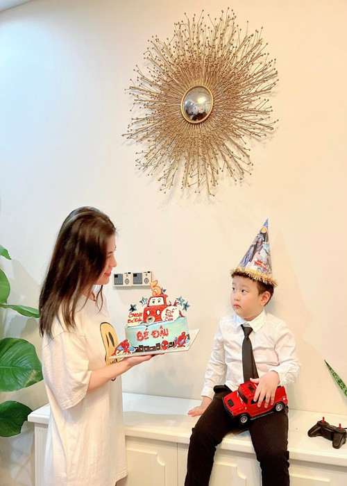 Vợ cũ của Việt Anh viết: “Chúc mừng sinh nhật Hoàng Khôi của bố mẹ. 1 sinh nhật đầy ấm cúng đơn giản nhưng chứa đầy tình cảm của bố mẹ dành cho con. Chàng trai của mẹ bây giờ đã lớn lắm rồi, chẳng mong gì hơn chỉ mong con luôn mạnh khỏe khôn lớn và hiểu được giá trị của gia đình. Dù thế nào mẹ luôn cố gắng làm tất cả những gì có thể trong khả năng để con luôn được sống trong tình yêu thương của gia đình”.