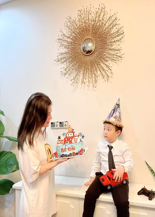 Vợ cũ của Việt Anh viết: “Chúc mừng sinh nhật Hoàng Khôi của bố mẹ. 1 sinh nhật đầy ấm cúng đơn giản nhưng chứa đầy tình cảm của bố mẹ dành cho con. Chàng trai của mẹ bây giờ đã lớn lắm rồi, chẳng mong gì hơn chỉ mong con luôn mạnh khỏe khôn lớn và hiểu được giá trị của gia đình. Dù thế nào mẹ luôn cố gắng làm tất cả những gì có thể trong khả năng để con luôn được sống trong tình yêu thương của gia đình”.