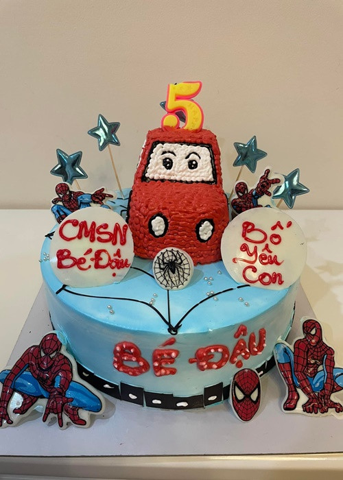 Việt Anh tặng bánh sinh nhật cho con trai.