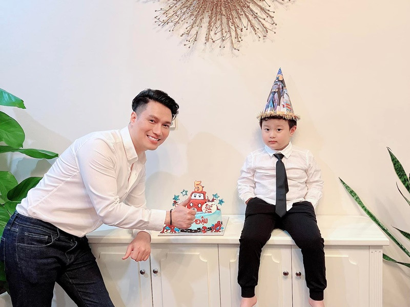 Việt Anh nhắn nhủ đến con trai: “Vậy là chàng trai của bố đã tròn 5 tuổi, đã sẵn sàng tâm thế để bước vào cuộc đời, hãy vững tin con trai nhé. Con sẽ luôn có đầy đủ sự quan tâm của gia đình dù bố mẹ giờ đây đã có những cuộc sống riêng nhưng sẽ luôn là những người bạn tốt của nhau và đồng hành cùng con trên đường đời, để con không bao giờ cảm thấy lạc lõng hay cô đơn. Bố yêu con nhiều lắm”.