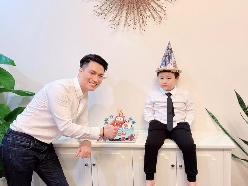 Việt Anh nhắn nhủ đến con trai: “Vậy là chàng trai của bố đã tròn 5 tuổi, đã sẵn sàng tâm thế để bước vào cuộc đời, hãy vững tin con trai nhé. Con sẽ luôn có đầy đủ sự quan tâm của gia đình dù bố mẹ giờ đây đã có những cuộc sống riêng nhưng sẽ luôn là những người bạn tốt của nhau và đồng hành cùng con trên đường đời, để con không bao giờ cảm thấy lạc lõng hay cô đơn. Bố yêu con nhiều lắm”.