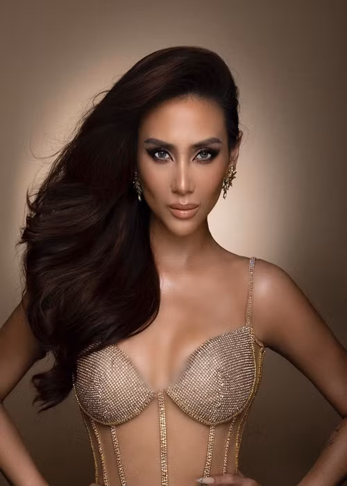 Võ Hoàng Yến đoạt giải Á hậu 1 cuộc thi Hoa hậu Hoàn vũ Việt Nam 2008. Năm 2009, cô đại diện Việt Nam tham gia cuộc thi Hoa hậu Hoàn vũ Thế giới. Tuy nhiên, cô không đoạt giải ở đấu trường nhan sắc quốc tế.