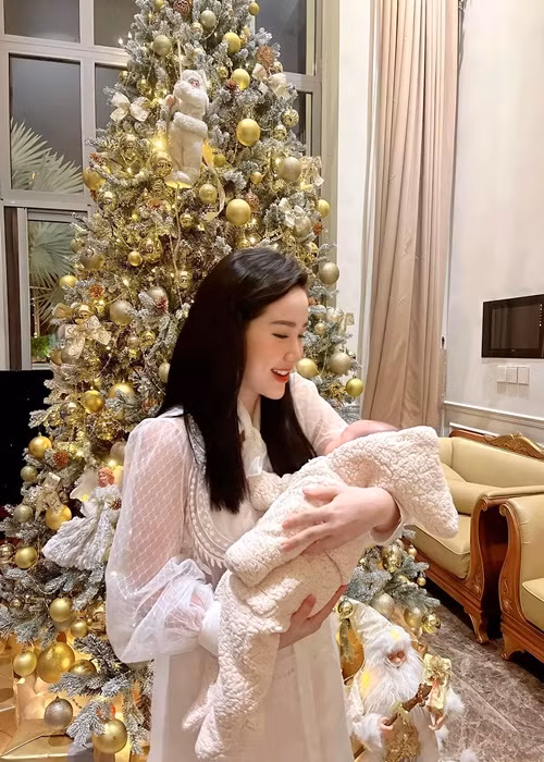 Nữ ca sĩ chăm con rất khéo.