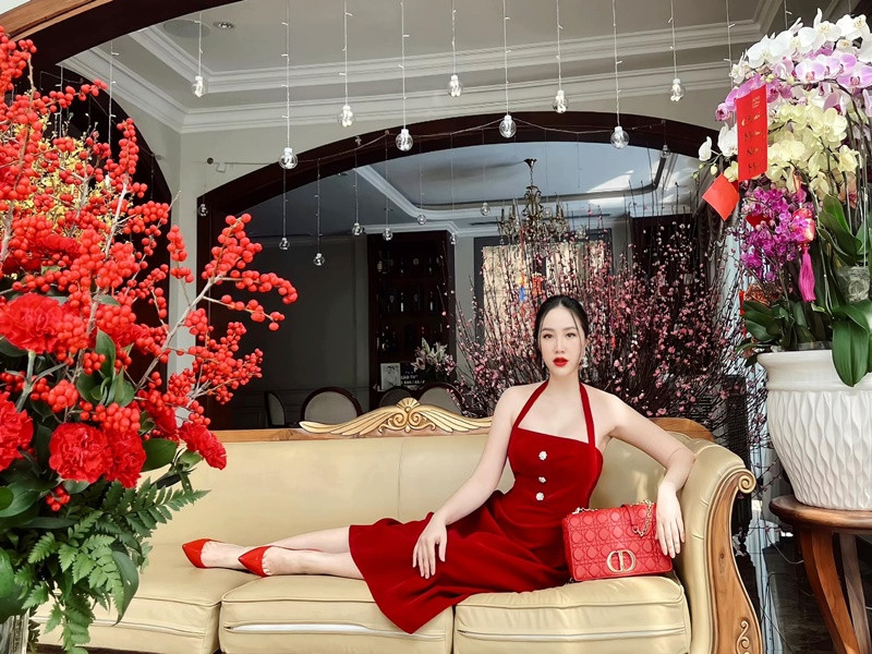 “Công chúa bong bóng” không ít lần khoe hình ảnh bên biệt thự “khủng”, xe hơi sang trọng.