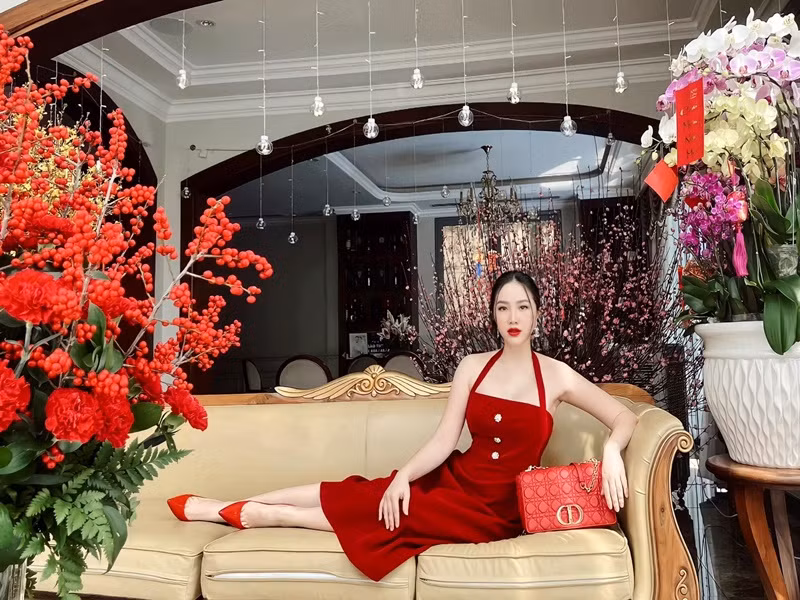 “Công chúa bong bóng” không ít lần khoe hình ảnh bên biệt thự “khủng”, xe hơi sang trọng.