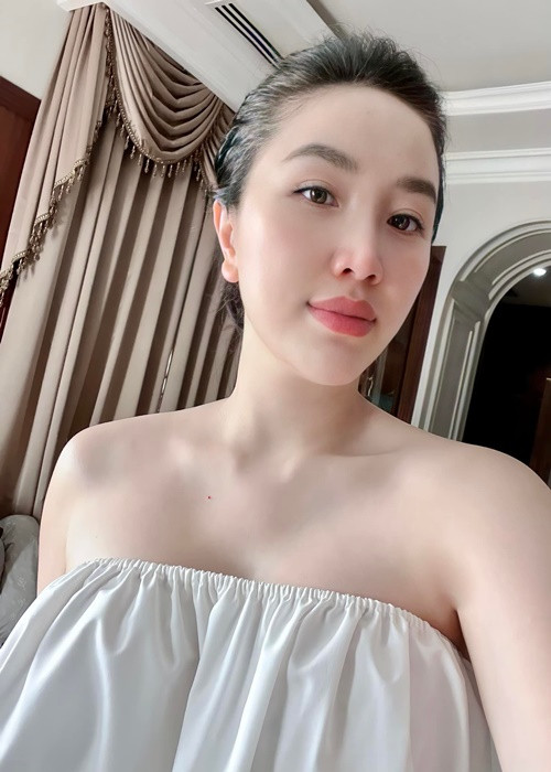 Nữ ca sĩ khoe da căng bóng, không tì vết sau khi sinh nở.