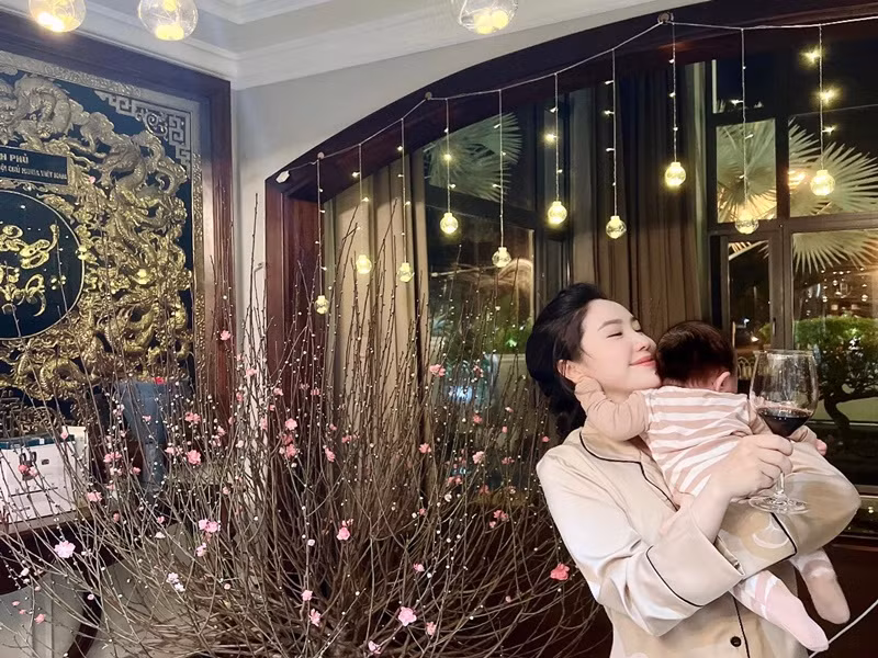 Nữ ca sĩ nuôi con mát tay dù lần đầu làm mẹ.