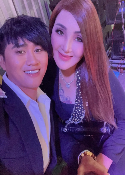 Cát Tuyền và tình trẻ quen nhau trong một lần đi hát đoàn hội chợ. Từ bạn bè, cả hai dần nhận ra sự tâm đầu ý hợp. Ảnh: FBNV