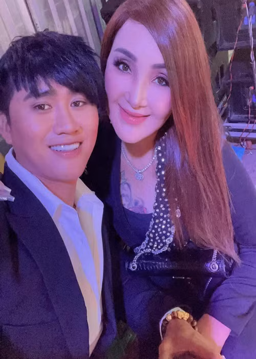 Cát Tuyền và tình trẻ quen nhau trong một lần đi hát đoàn hội chợ. Từ bạn bè, cả hai dần nhận ra sự tâm đầu ý hợp. Ảnh: FBNV