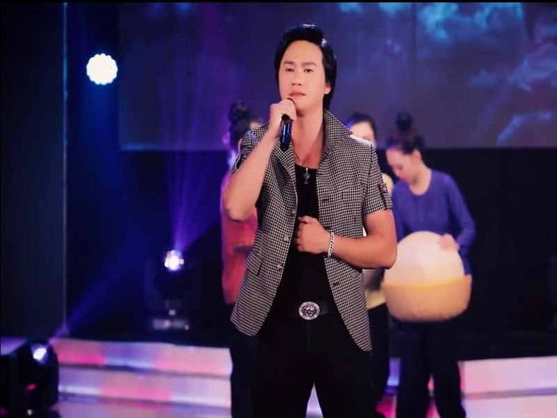 Khánh Nguyên là ca sĩ chuyên hát tại các đoàn lô tô, hội chợ, đám tiệc. Ảnh: FBNV