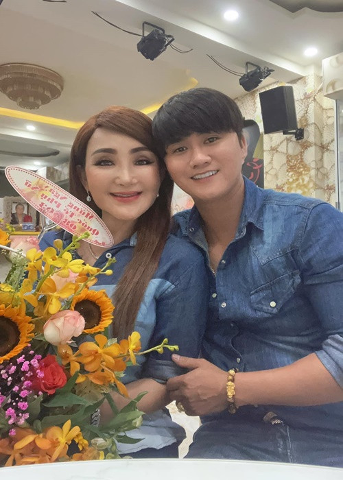 Theo Cát Tuyền, cô đang đợi mãn tang cha để làm đám cưới với người yêu kém tuổi. Ảnh: FBNV