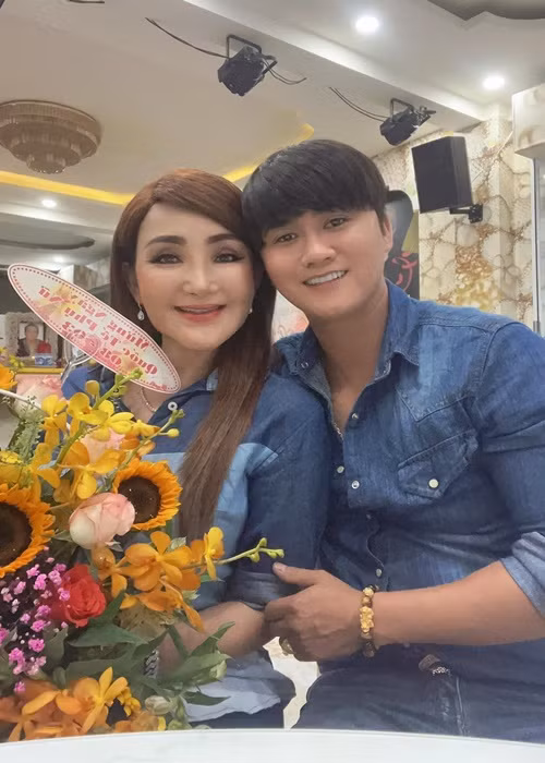 Theo Cát Tuyền, cô đang đợi mãn tang cha để làm đám cưới với người yêu kém tuổi. Ảnh: FBNV