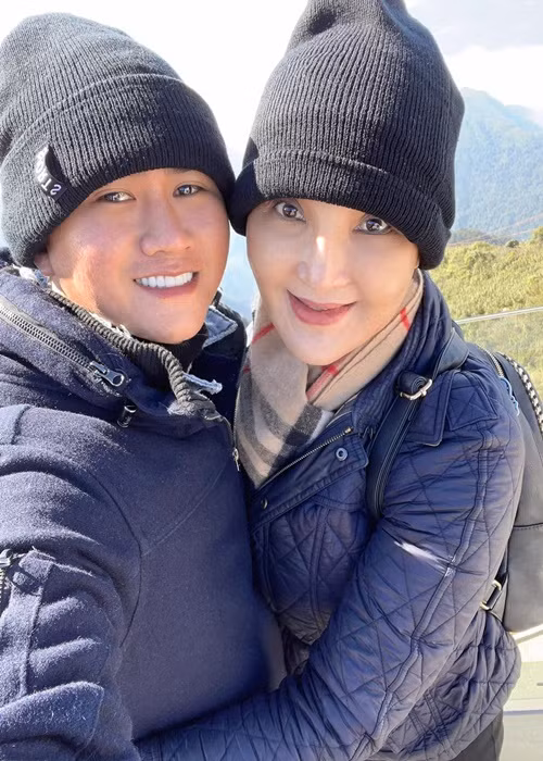 Cặp đôi tình tứ trong các chuyến du lịch. Ảnh: FBNV